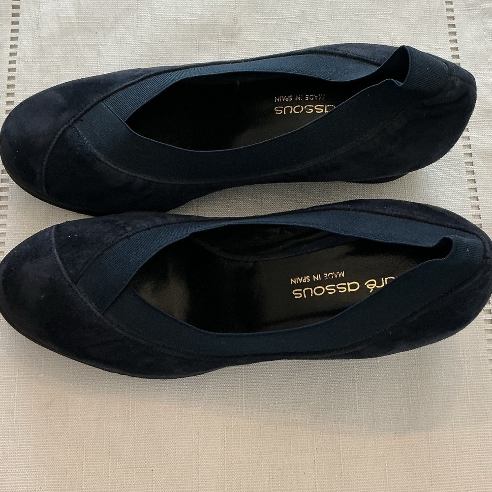 Elegant Navy Blue Wedge Shoes by Andre Assous - Picture 5 of 5